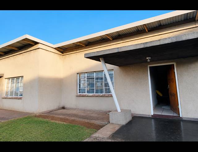 2 BEDROOM APARTMENT FOR SALE IN VANDERBIJLPARK CW 5